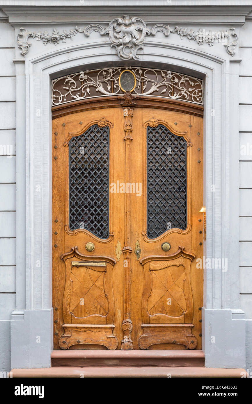 Eine elegant geschnitzten leichte braune Holztür mit verzierten grauen  Rahmen und Wand Stockfotografie - Alamy