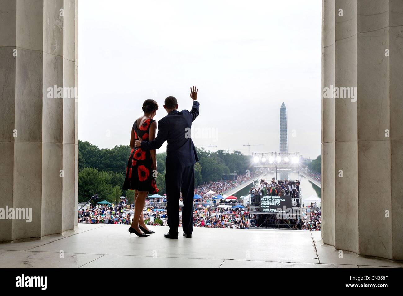 US-Präsident Barack Obama und First Lady Michelle Obama Welle vom Lincoln Memorial mit Blick in Richtung der National Mall 28. August 2013 in Washington, DC. Stockfoto