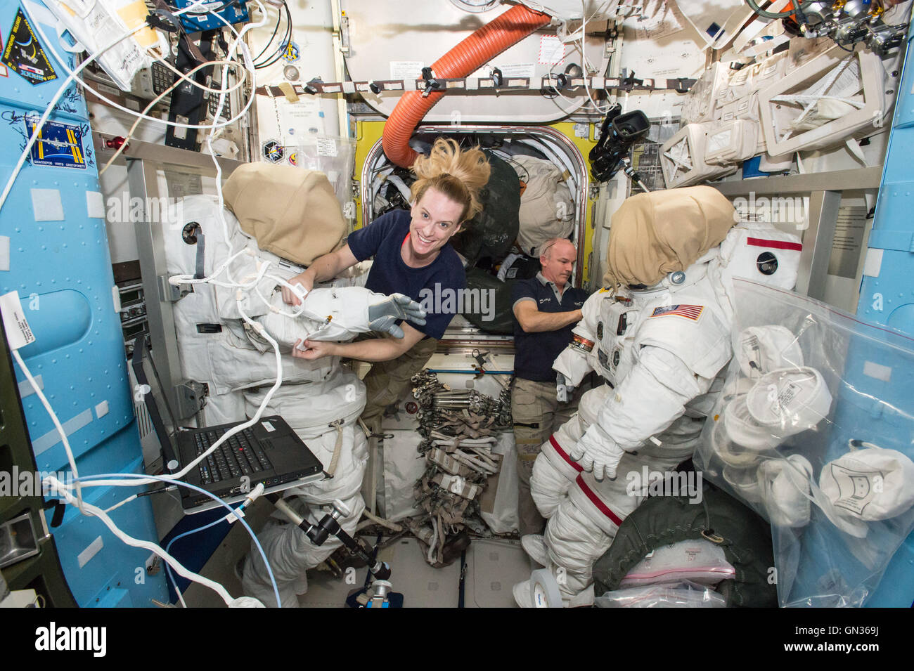 Internationale Raumstation ISS-Expedition 48 Besatzungsmitglieder Kate Rubins (links) und Jeff Williams (rechts) bereiten ihre Raumanzüge innerhalb der Quest-Luftschleuse für ihre bevorstehende Weltraumspaziergang 28. Juli 2016. Rubins und Williams dirigiert einen Weltraumspaziergang am 19. August 2016, den ersten internationalen Docking Adapter zu installieren. Stockfoto