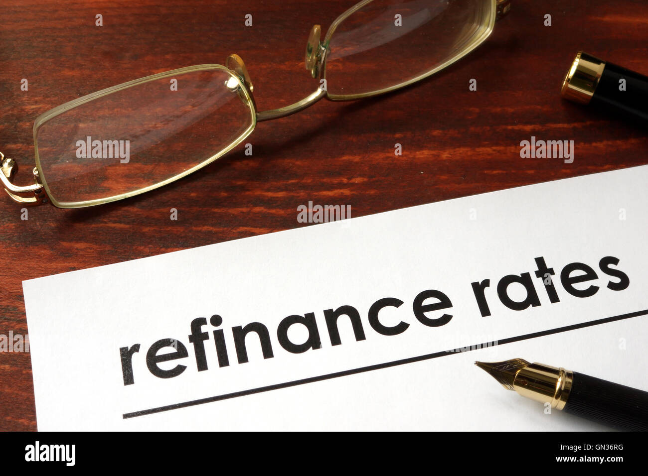 Papier mit Worten refinanzieren Preise auf einem hölzernen Hintergrund. Stockfoto
