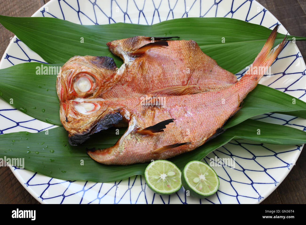 Gegrillter Fisch (Goldbrasse golden Eye), japanische Küche Stockfoto