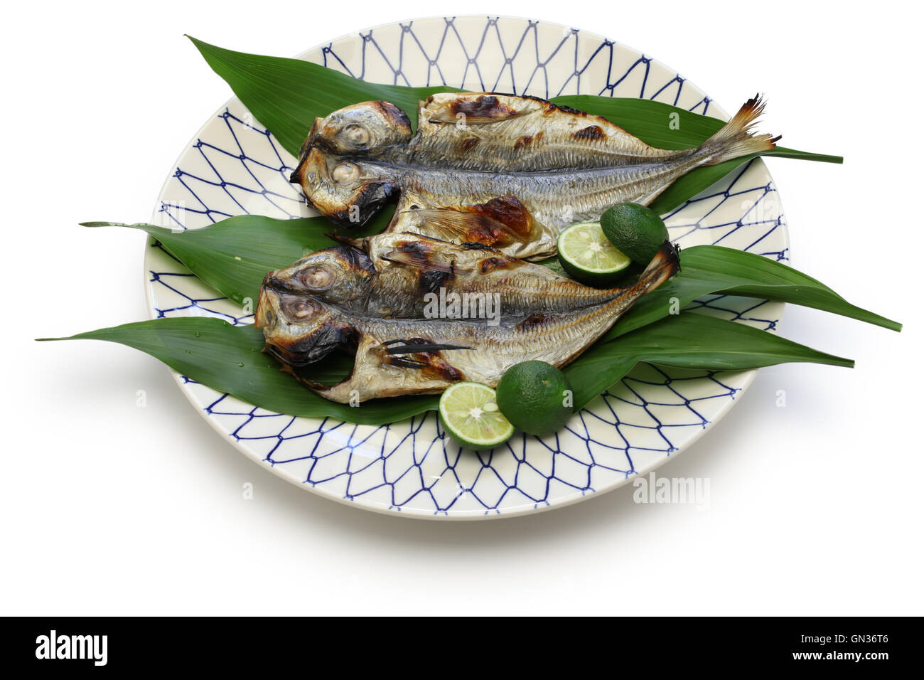 Gegrillter Fisch (Stöcker), japanische Küche, isoliert auf weißem Hintergrund Stockfoto