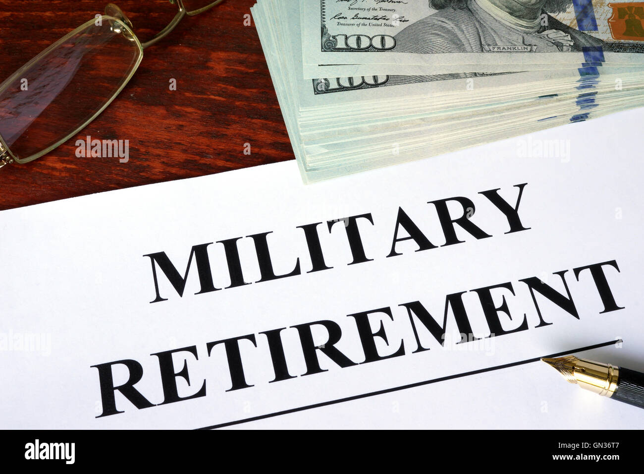 Militärpension auf ein Papier geschrieben. Finanzkonzept. Stockfoto