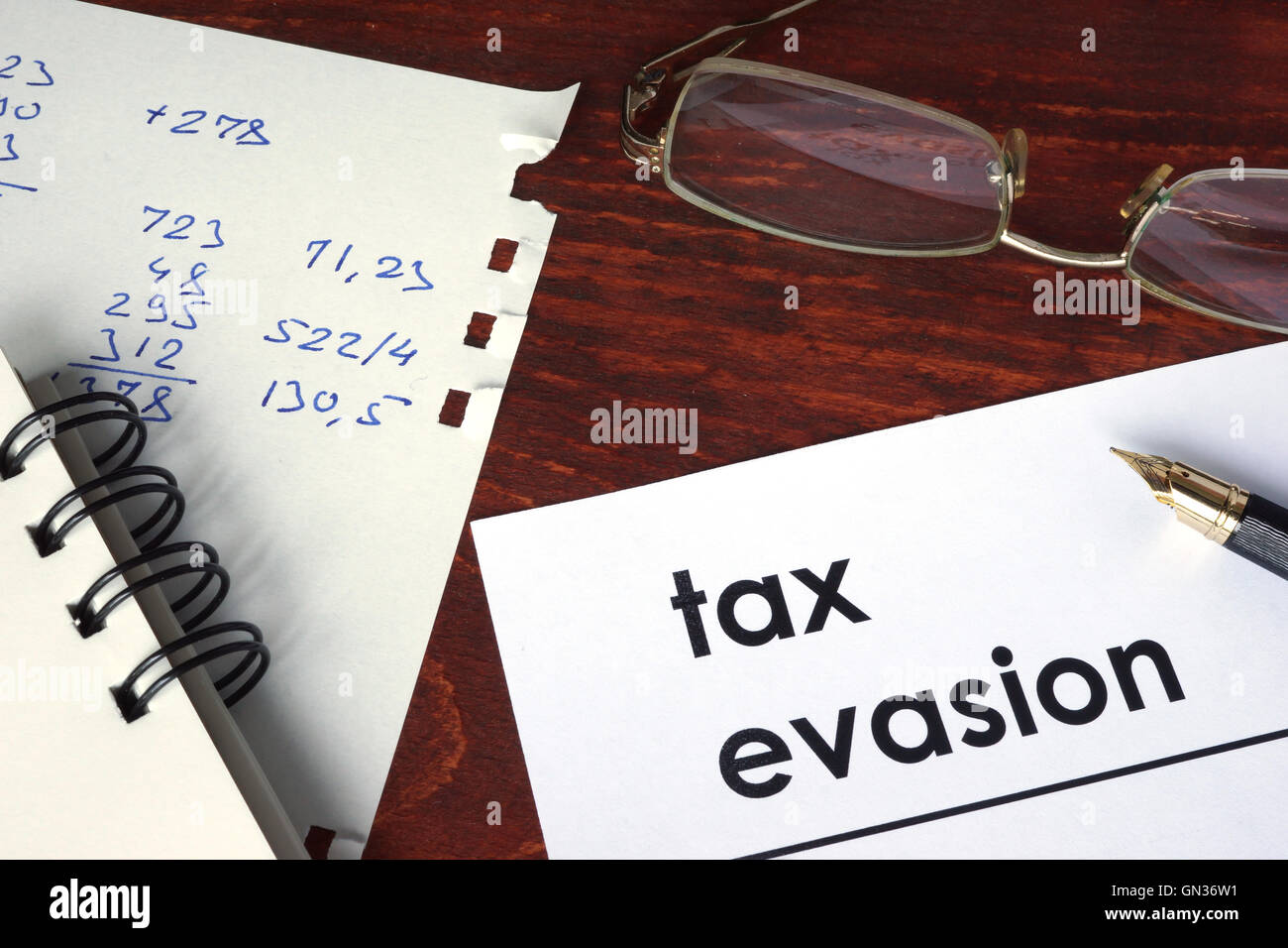 Steuerhinterziehung auf ein Papier geschrieben. Finanzkonzept. Stockfoto