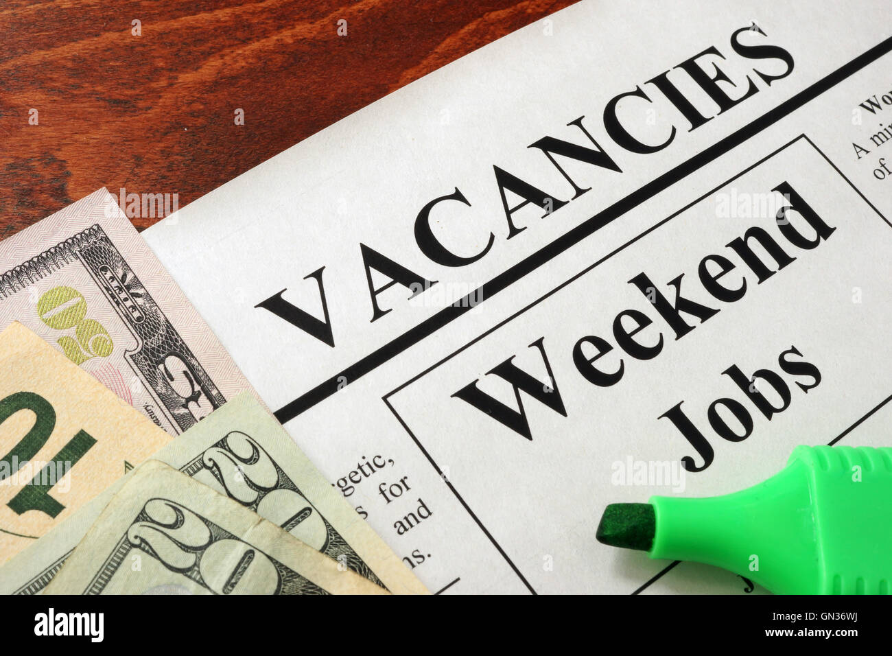 Zeitung mit Werbung Wochenende Jobs Stellenausschreibung. Beruf-Konzept. Stockfoto