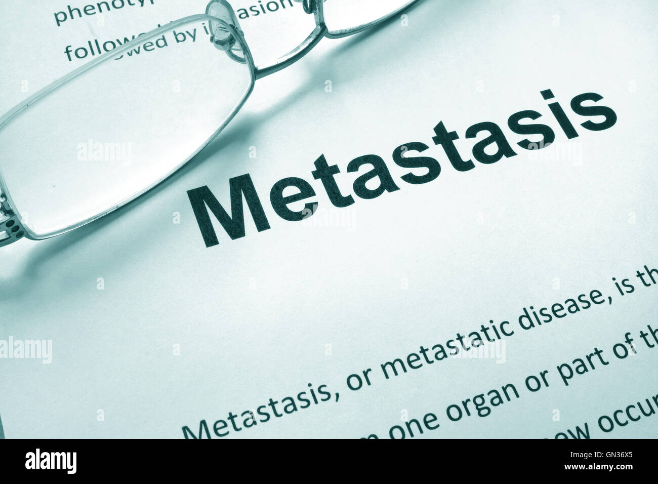 Papier mit Wort Metastase und Gläser. Medizinisches Konzept. Stockfoto
