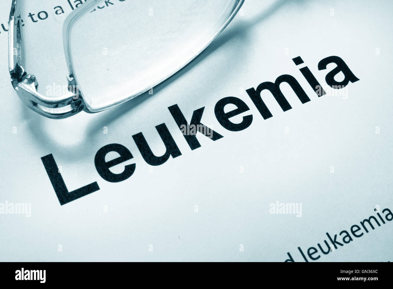 Papier mit Wort Leukämie und Gläser. Medizinisches Konzept. Stockfoto