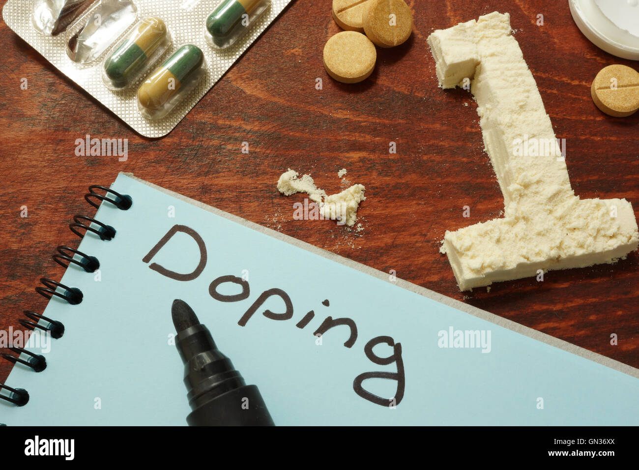 Notebook mit Schild Doping, Nummer eins aus Pulver, Pillen und Nahrungsergänzungsmittel. Stockfoto