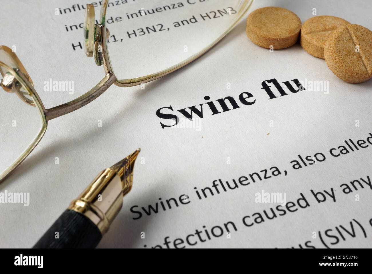 Seite des Krankenhaus-Form mit Diagnose Schweinegrippe und Gläser. Stockfoto