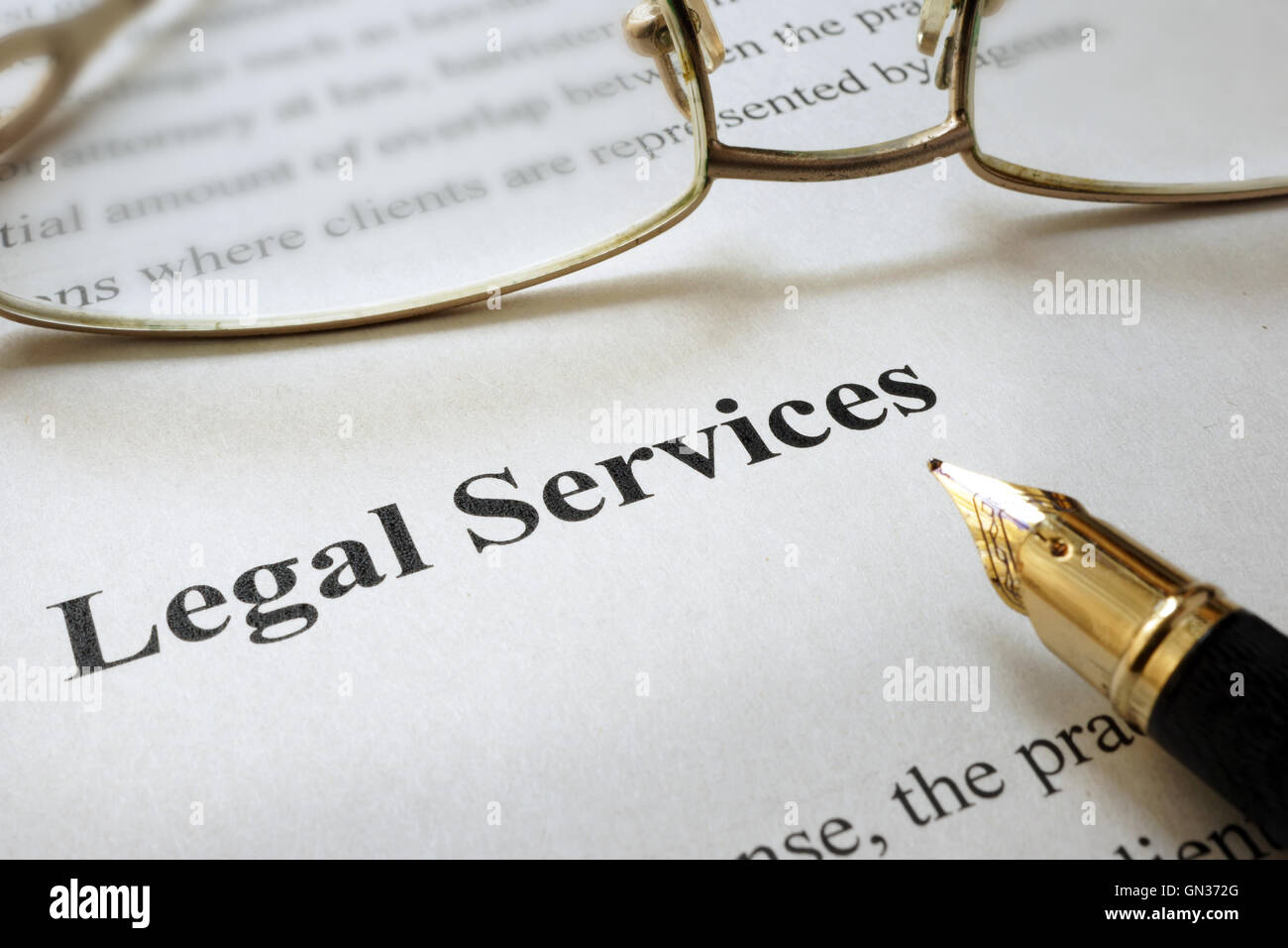 Blatt Papier mit Worten Rechtsdienstleistungen und Gläser. Stockfoto