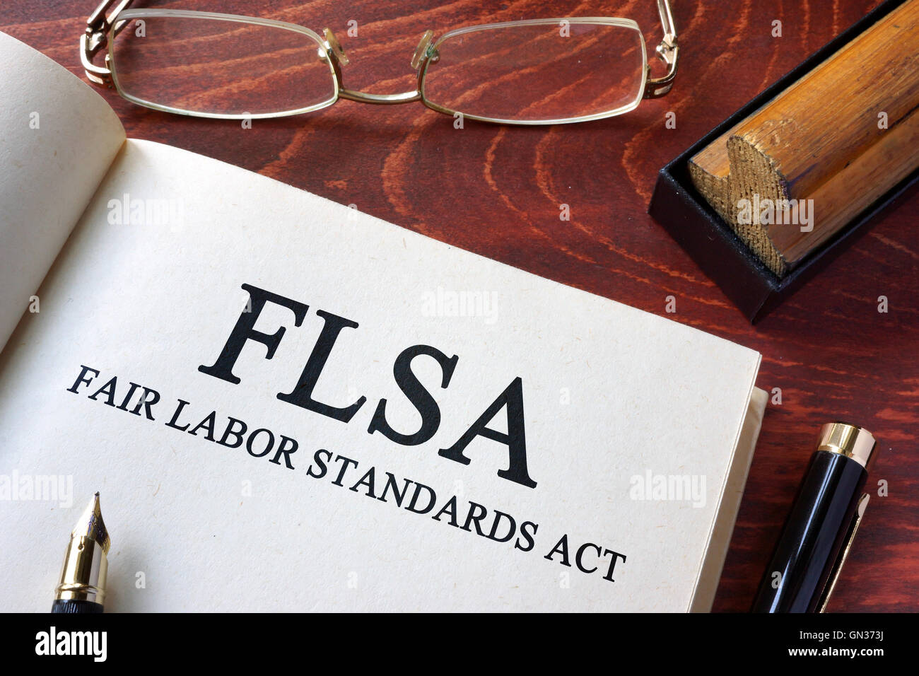 Seite mit FLSA fair Richtlinie-für angemessene Arbeitsbedingungentat auf einem Tisch. Stockfoto