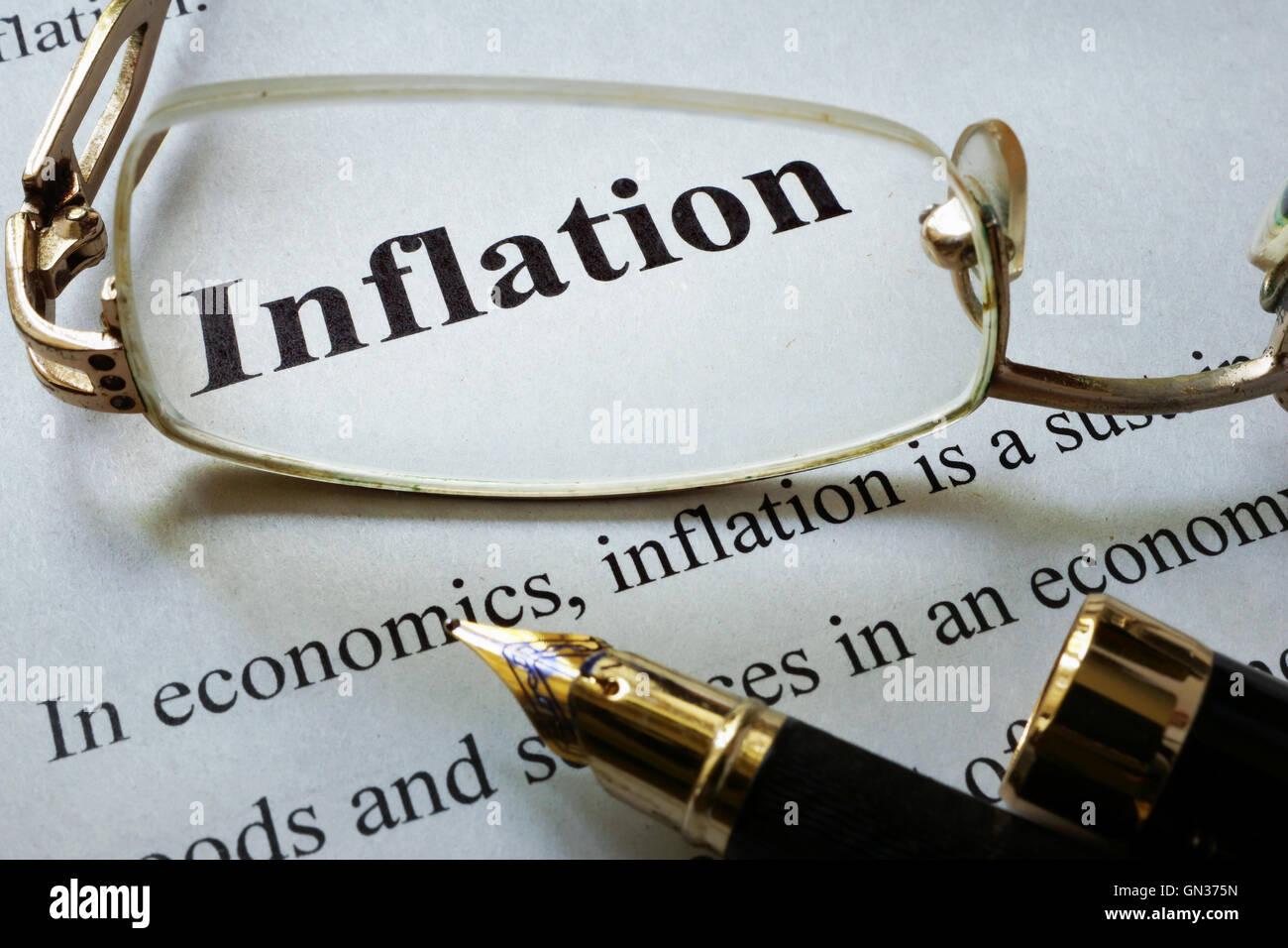 Papier mit Wort Inflation und Gläser. Wirtschaftskonzept. Stockfoto