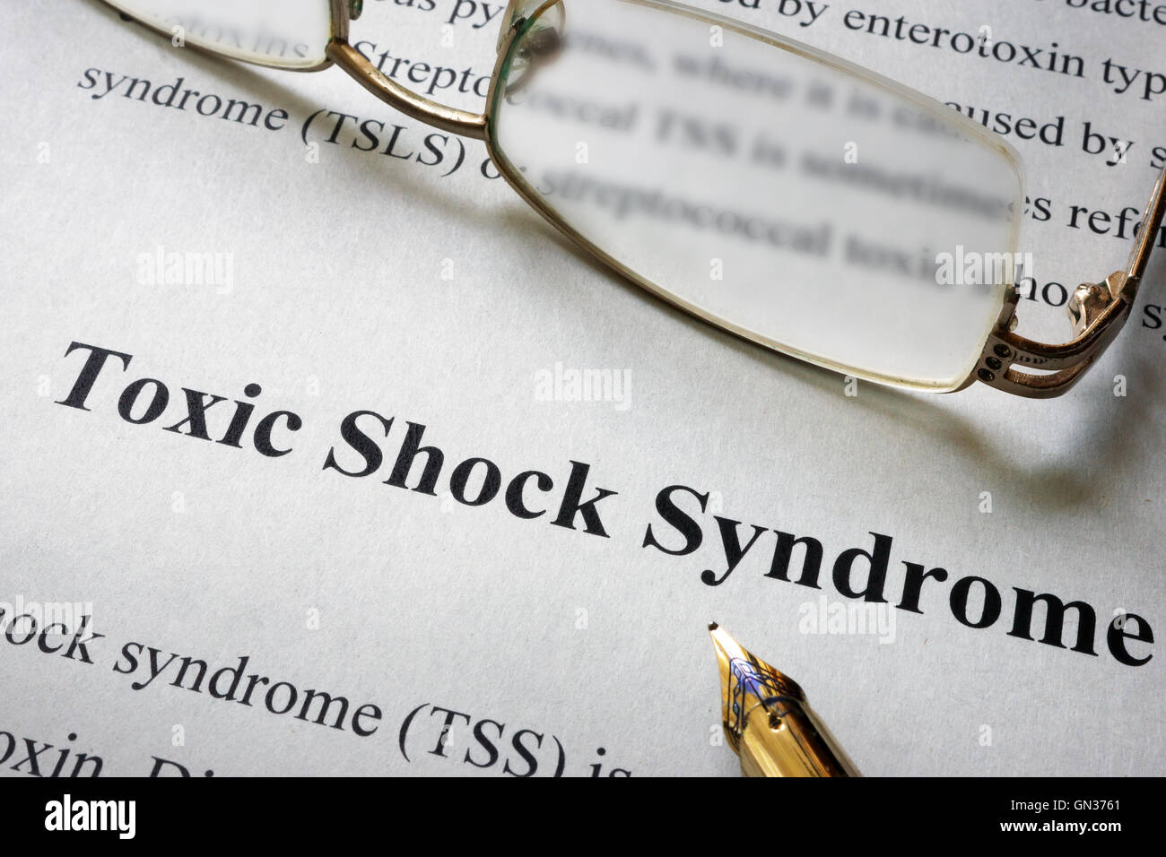 Papier mit Wort Toxic Shock Syndrom TSS und Gläser. Medizinisches Konzept. Stockfoto