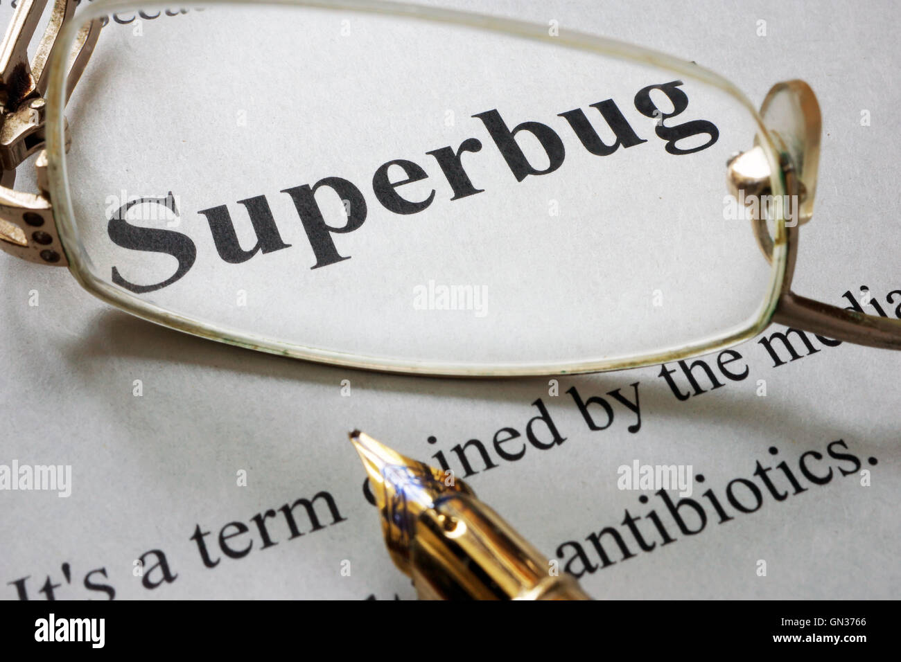 Papier mit Wort Superbug und Gläser. Medizinisches Konzept. Stockfoto