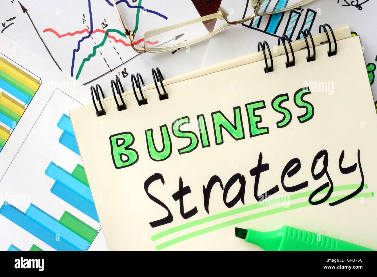 Notizblock mit Zeichen Geschäftsstrategie auf einem hölzernen Hintergrund. Stockfoto