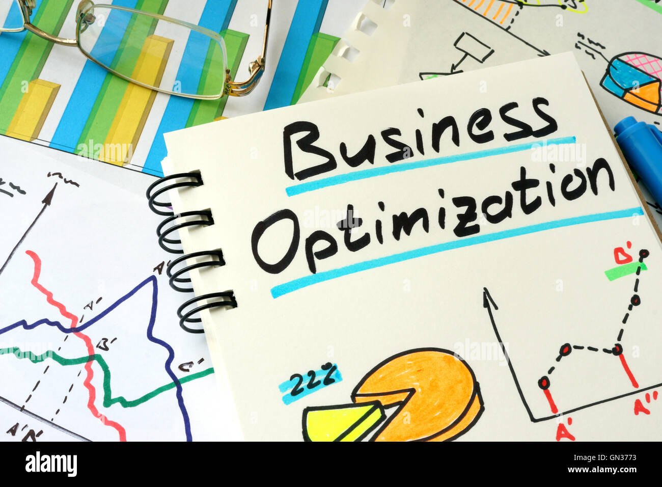 Business-Optimierung auf ein Notepad-Blatt geschrieben. Stockfoto