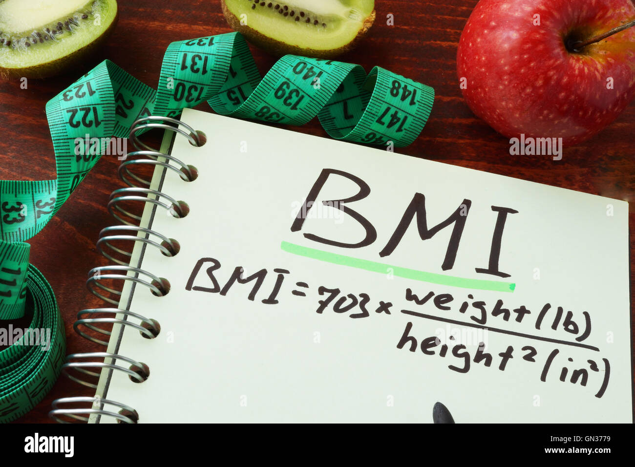 BMI Körpermassenindex (Englisch oder imperialen Formel) auf ein Notepad-Blatt geschrieben. Stockfoto