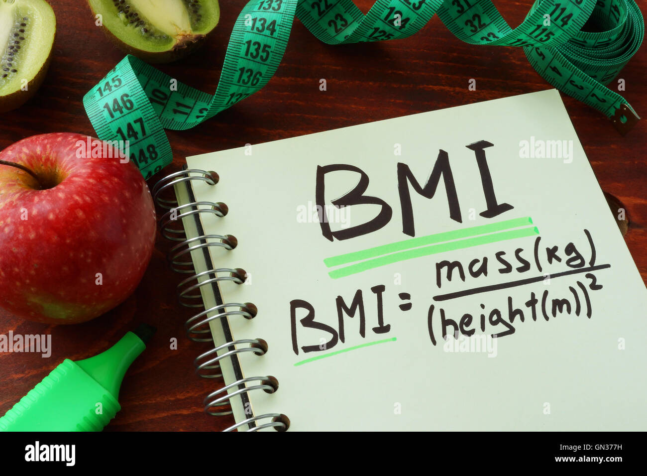 BMI Körpermassenindex (metrische Formel) auf ein Notepad-Blatt geschrieben. Stockfoto