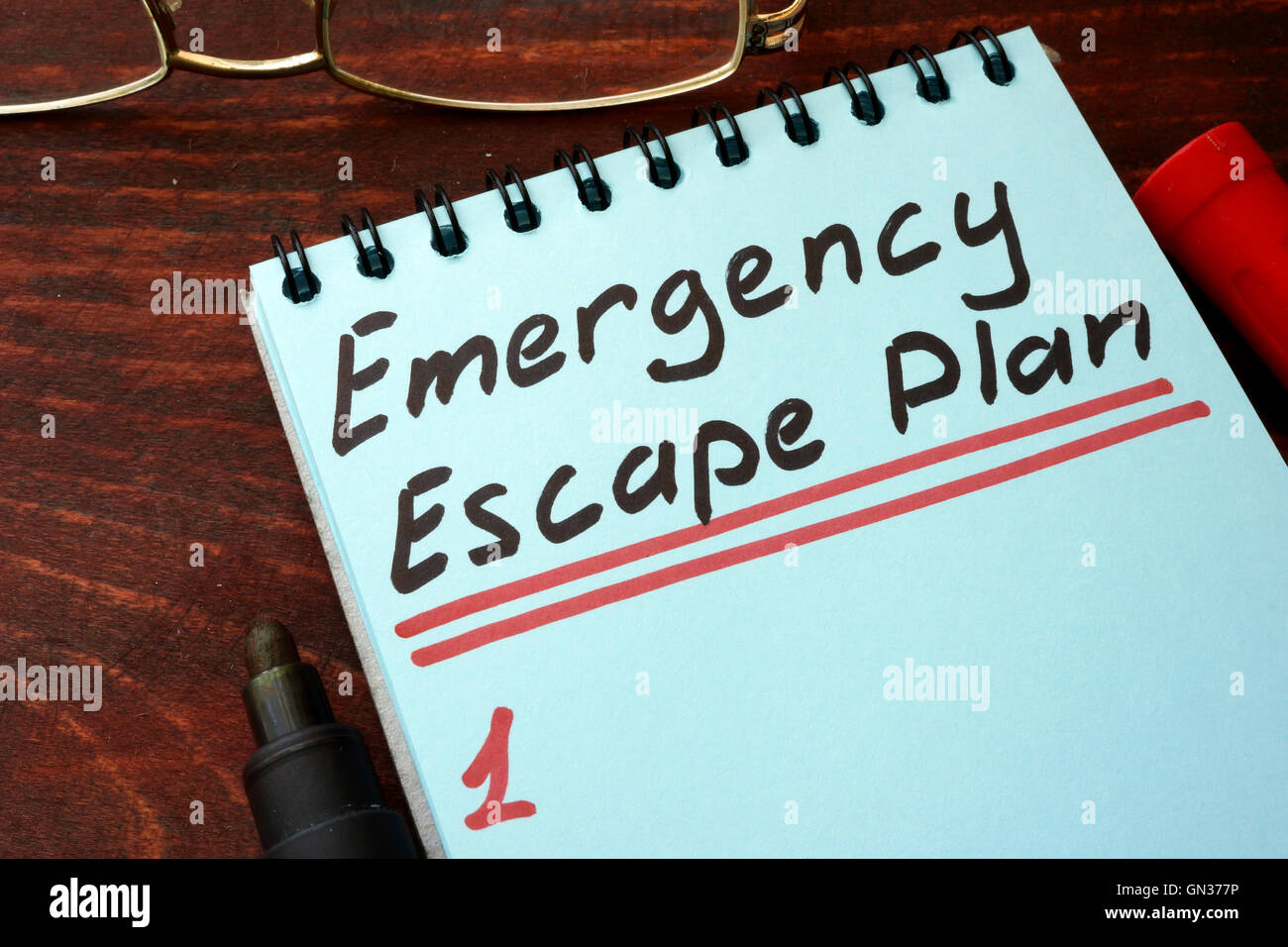 Emergency Escape Plan auf einem Notizblock mit Marker geschrieben. Stockfoto