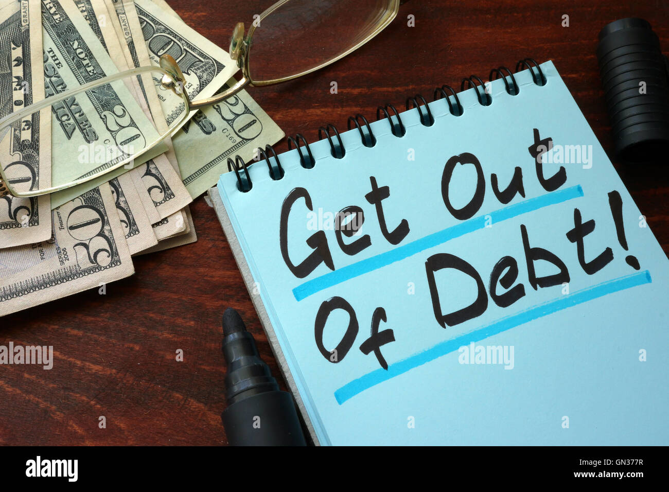 Get out of Debt auf einem Notizblock mit Marker geschrieben. Stockfoto