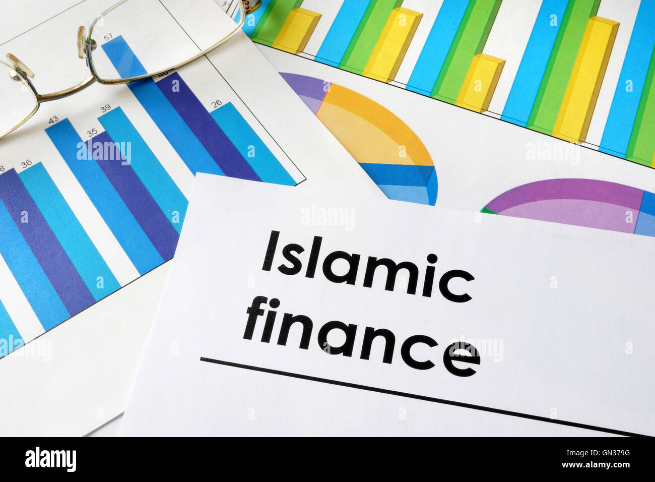 Papier mit Worten Islamic Finance und Diagramme. Stockfoto