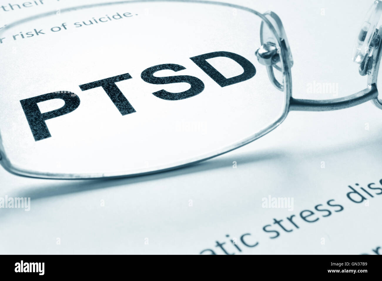 PTSD-Zeichen auf ein Blatt Papier und Gläser. Stockfoto