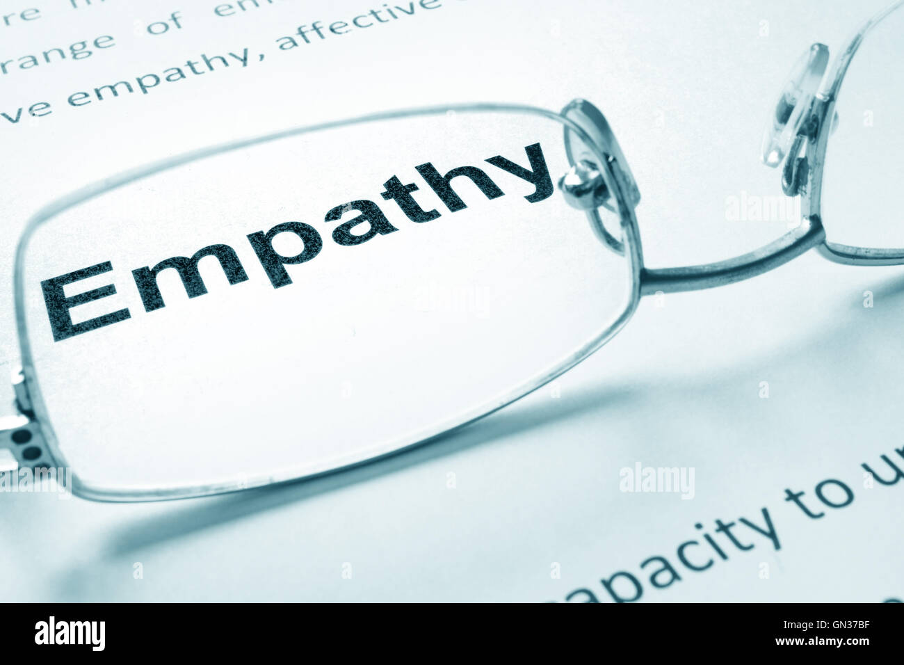 Empathie-Zeichen auf ein Blatt Papier und Gläser. Stockfoto