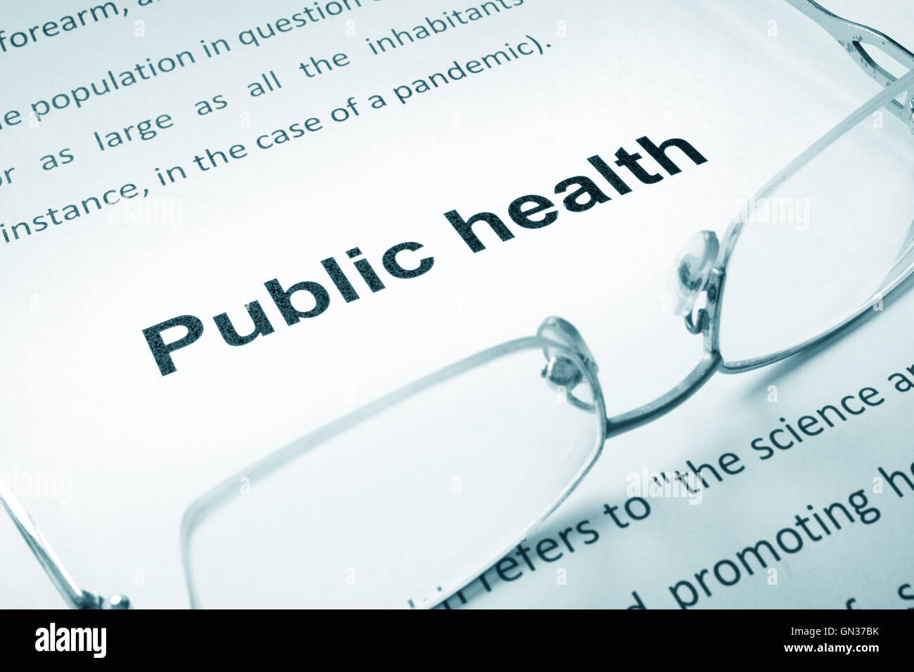 Öffentliche Gesundheit Zeichen auf ein Blatt Papier und Gläser. Stockfoto