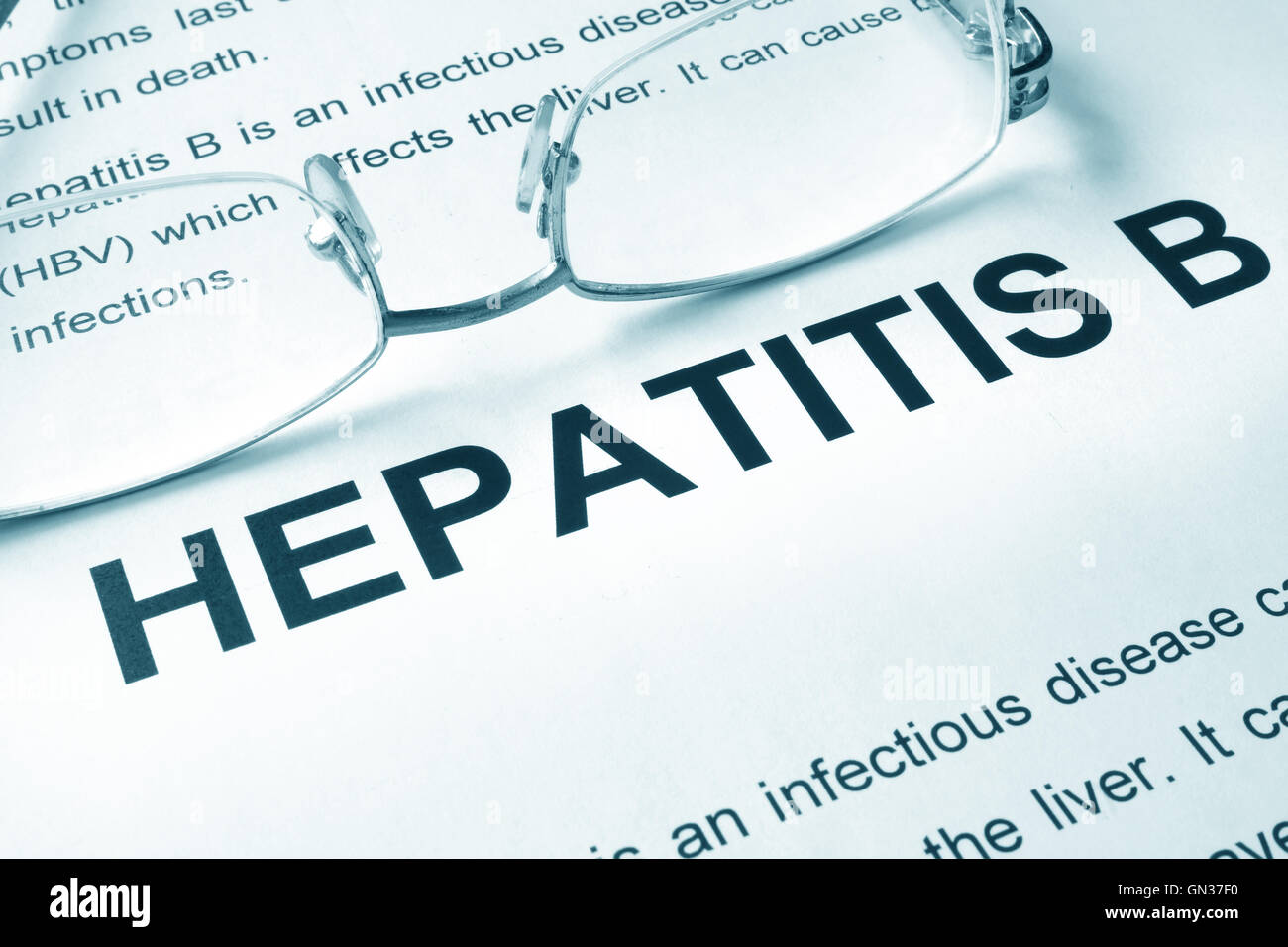 Hepatitis B auf einer Seite geschrieben. Medizinisches Konzept. Stockfoto