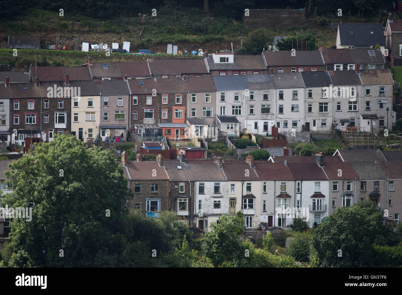 Eine Gesamtansicht der terrassenförmig angelegten Häuser in Pontypridd, South Wales, UK. Stockfoto