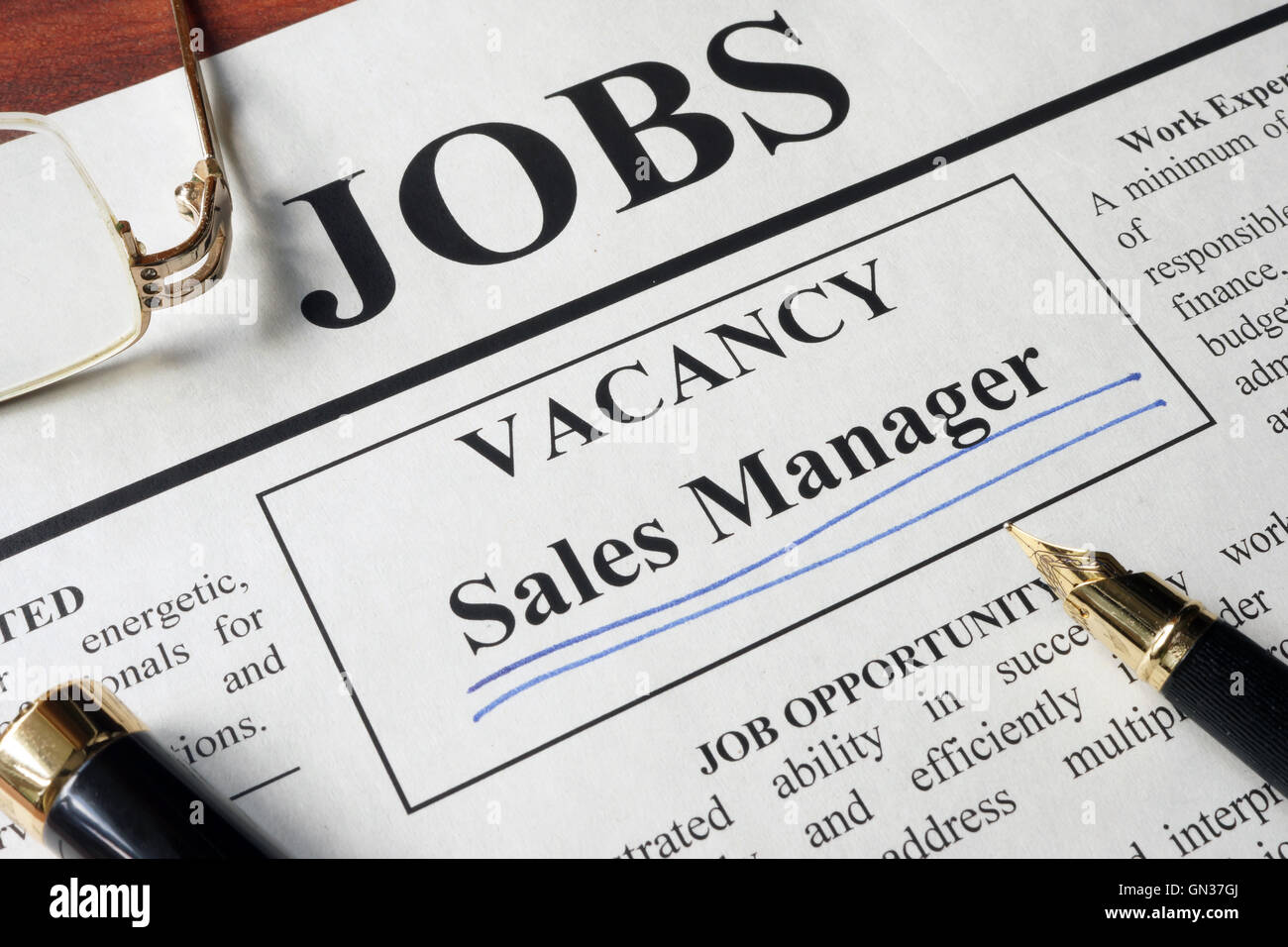Zeitung mit Anzeigen für Stellenausschreibung Verkaufsleiter. Beschäftigung-Konzept. Stockfoto