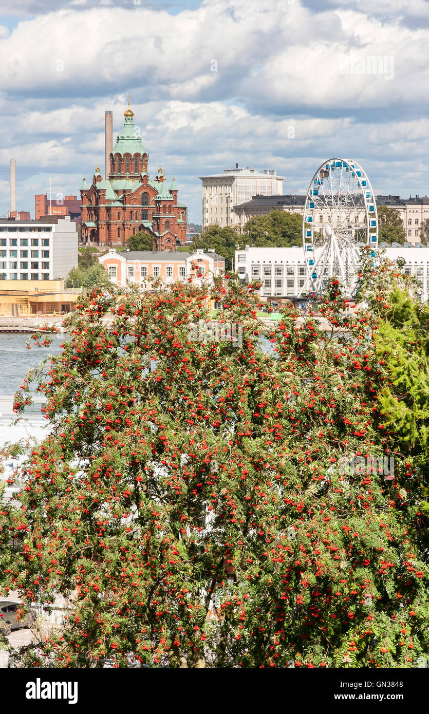 Kirche und ein Fähren-Rad hinter Eberesche in Helsinki, Finnland Stockfoto
