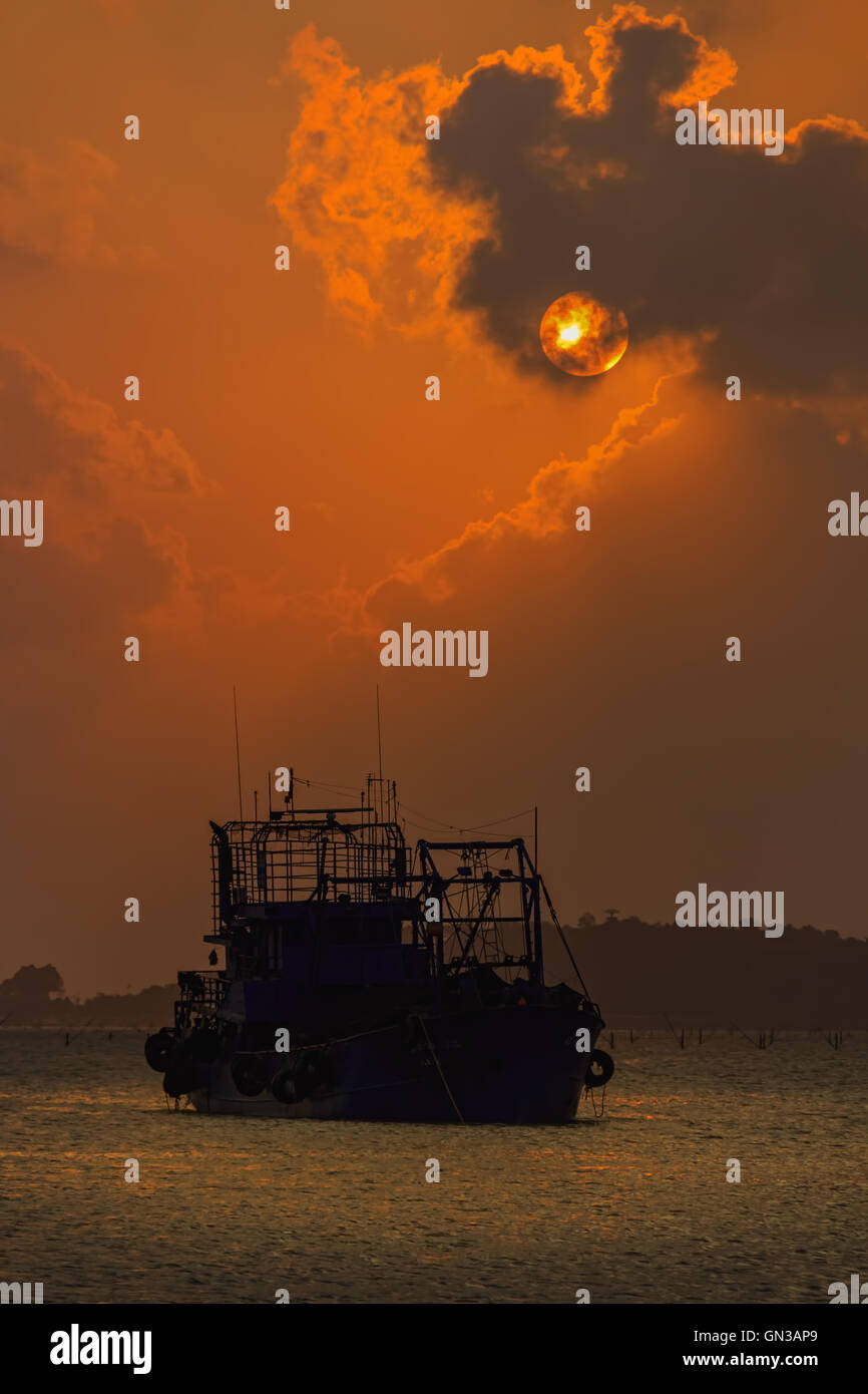 Abendlicht Angeln Boot Meer Himmel Wolke Farben reflektiert. Stockfoto