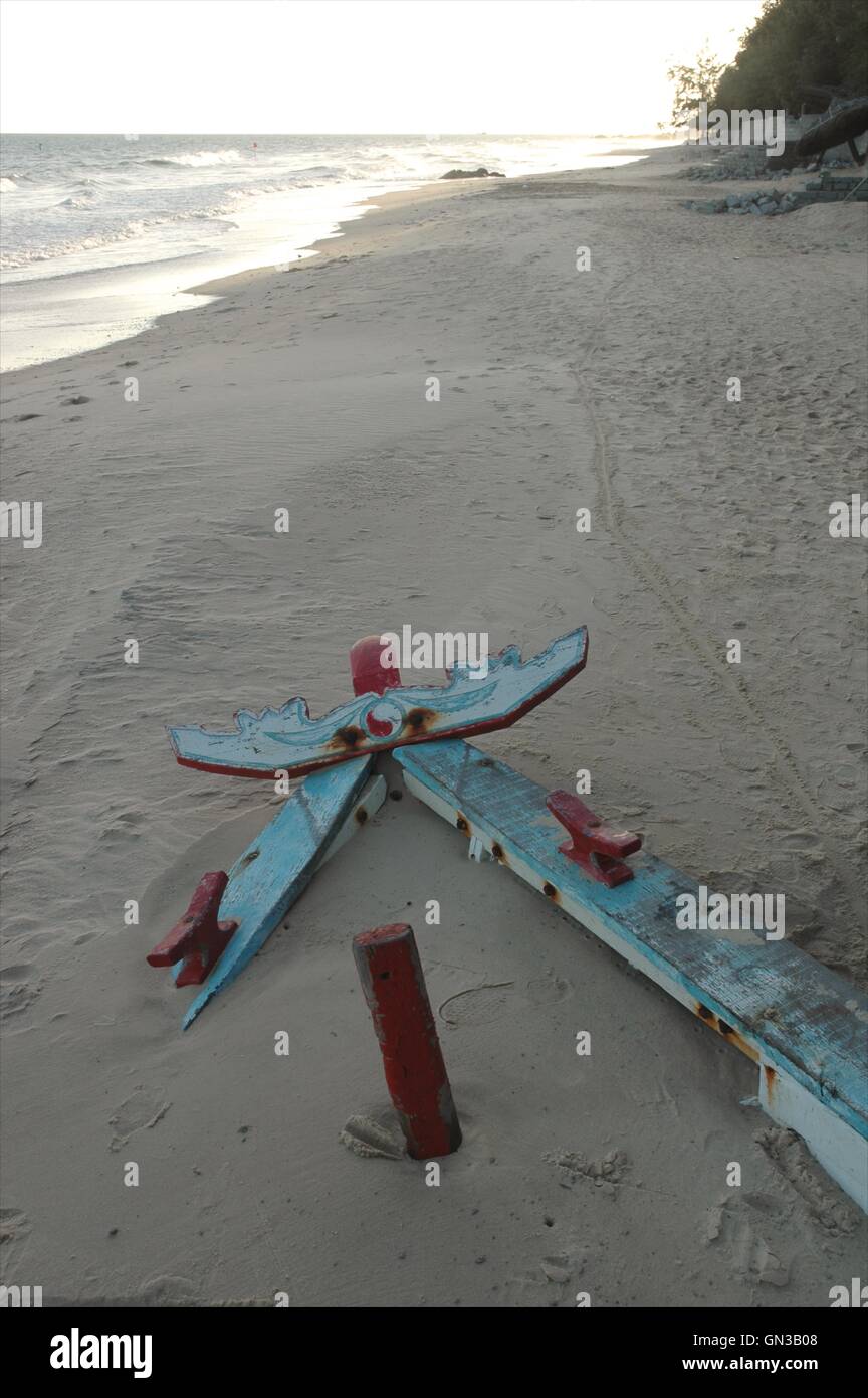 Boot, vergraben im Sand am Mui Ne Beach, Vietnam Stockfoto