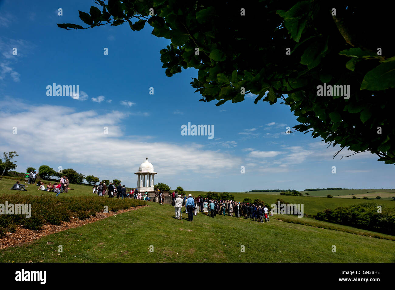 Menschen versammeln sich an der Chattri zu Ehren, die Erinnerung an den ersten Weltkrieg indischen Soldaten starben an ihren Verletzungen in Brighton Stockfoto