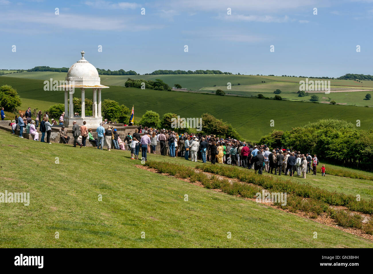 Menschen versammeln sich an der Chattri zu Ehren, die Erinnerung an den ersten Weltkrieg indischen Soldaten starben an ihren Verletzungen in Brighton Stockfoto