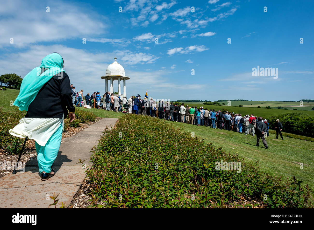 Menschen versammeln sich an der Chattri zu Ehren, die Erinnerung an den ersten Weltkrieg indischen Soldaten starben an ihren Verletzungen in Brighton Stockfoto