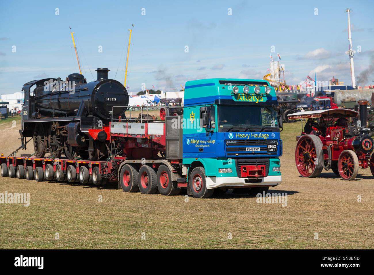 Dampflok auf Rückseite des LKW in Blandford Steam fair Stockfoto