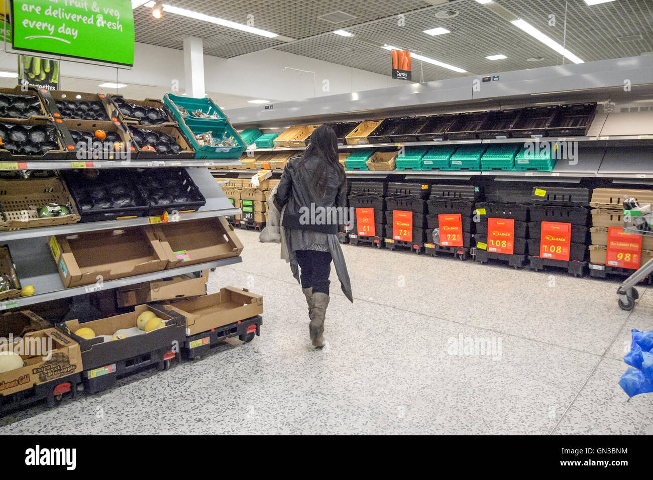 Leere Regale in einem Asda Supermarkt nach einem Transport Lieferung Krise. Stockfoto