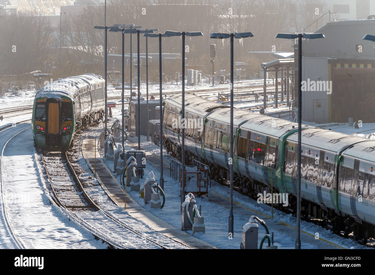 Eisenbahnzüge fahren durch den Schnee an einem Wintermorgen in Brighton Stockfoto