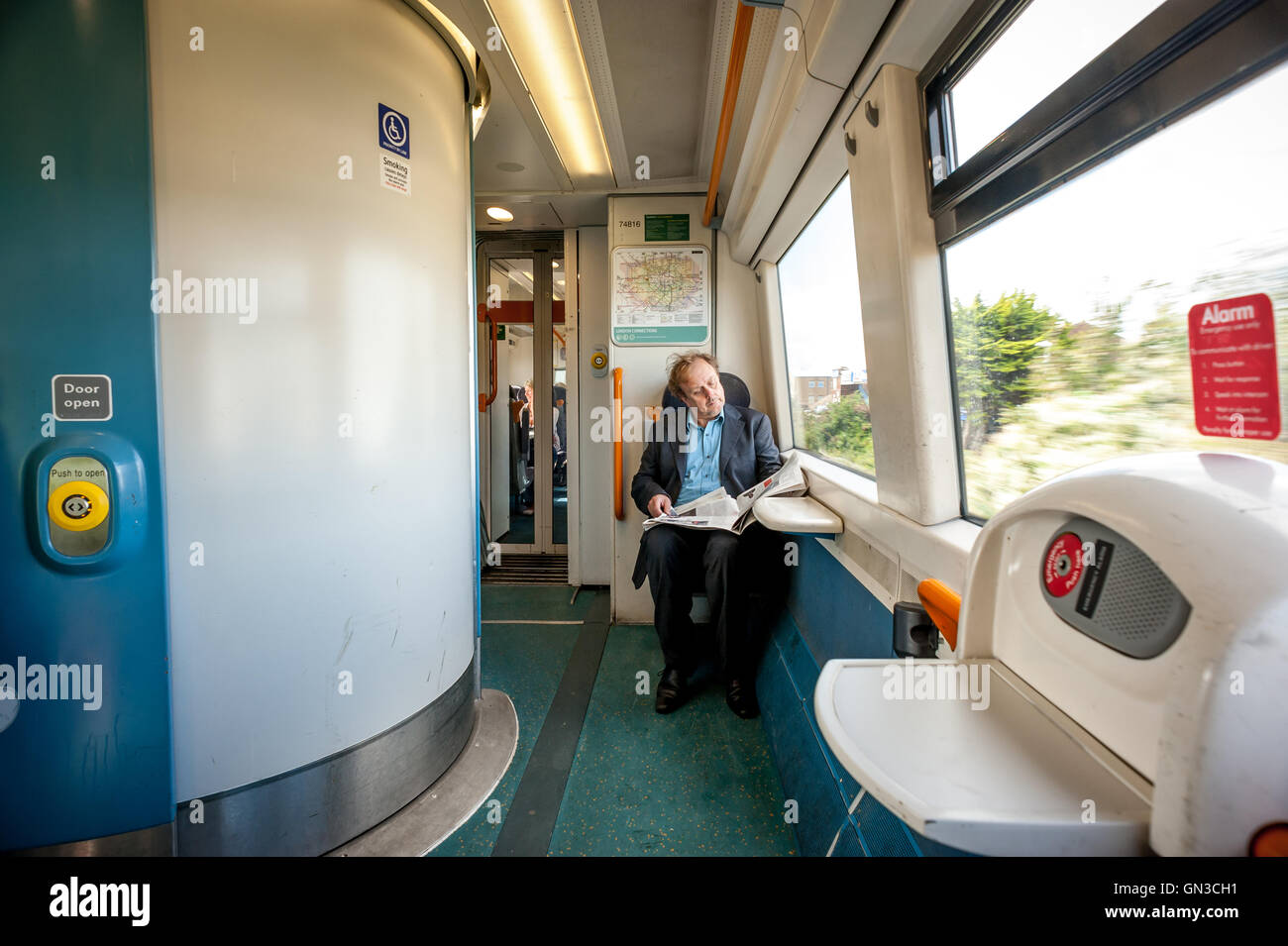 Ein Passagier mit an Bord WC-Anlagen in einem Zug Stockfoto