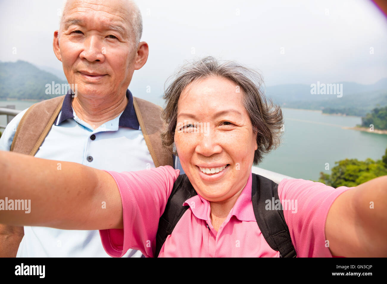 gerne älteres paar unter Bild mit Smartphone-selfie Stockfoto