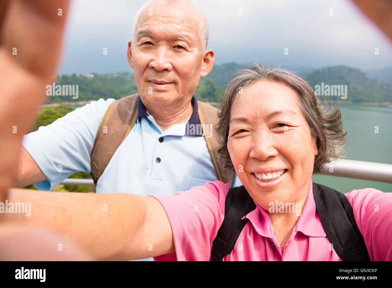 gerne älteres paar unter Bild mit Smartphone-selfie Stockfoto