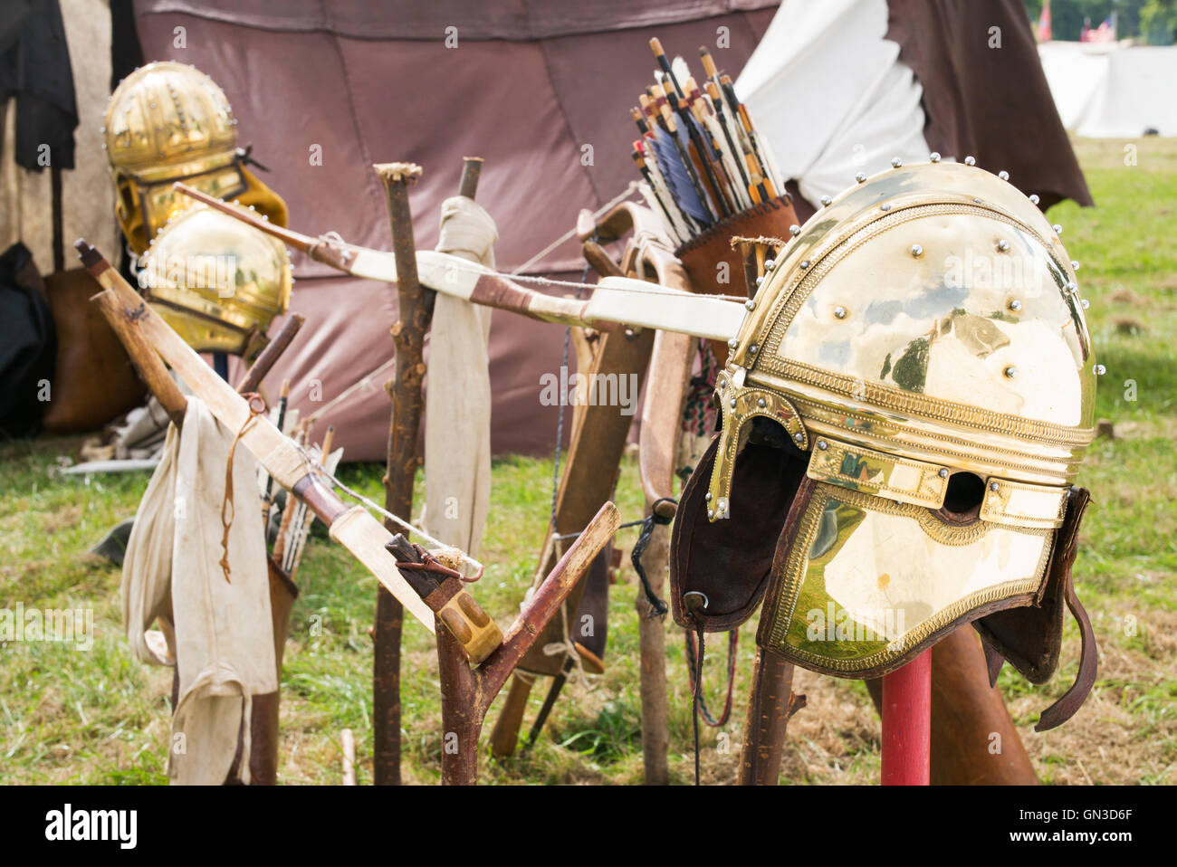 Späten römischen Ridge Helm bei einem Reenactment, Spetchley Park, Worcestershire, England Stockfoto