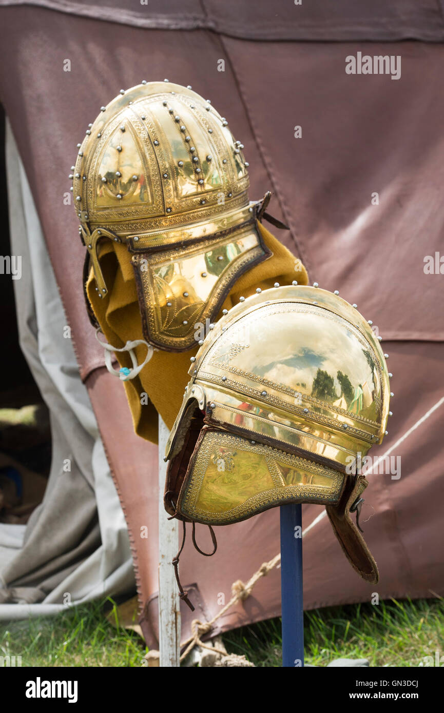 Späte römische Ridge Helme auf einem Reenactment, Spetchley Park, Worcestershire, England Stockfoto