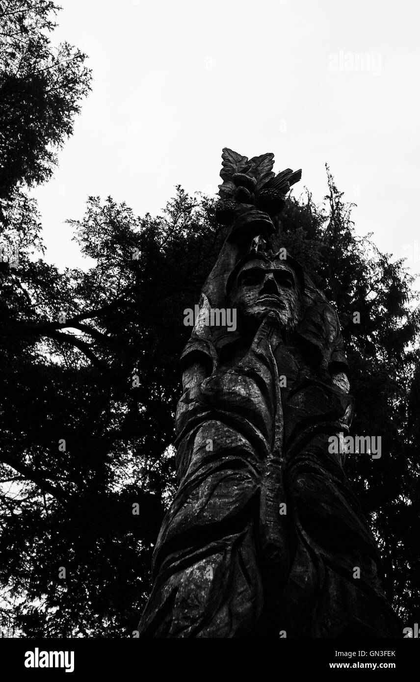 Schwarz / weiß-Totempfahl Stockfoto
