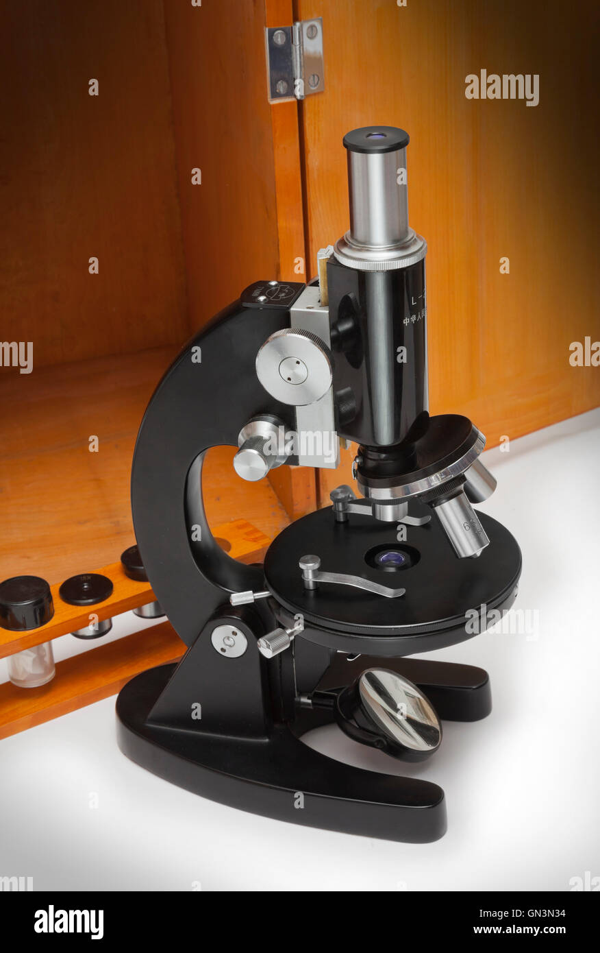 Traditionelle Vintage Glied Stil Verbindung Mikroskop mit Holzkasten, Chrom & schwarzer Emaille Stockfoto