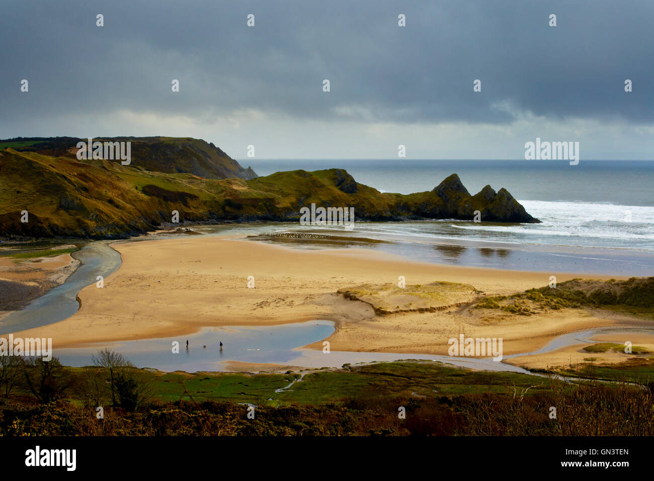 Blick auf Three Cliffs Bay bei Ebbe. Stockfoto