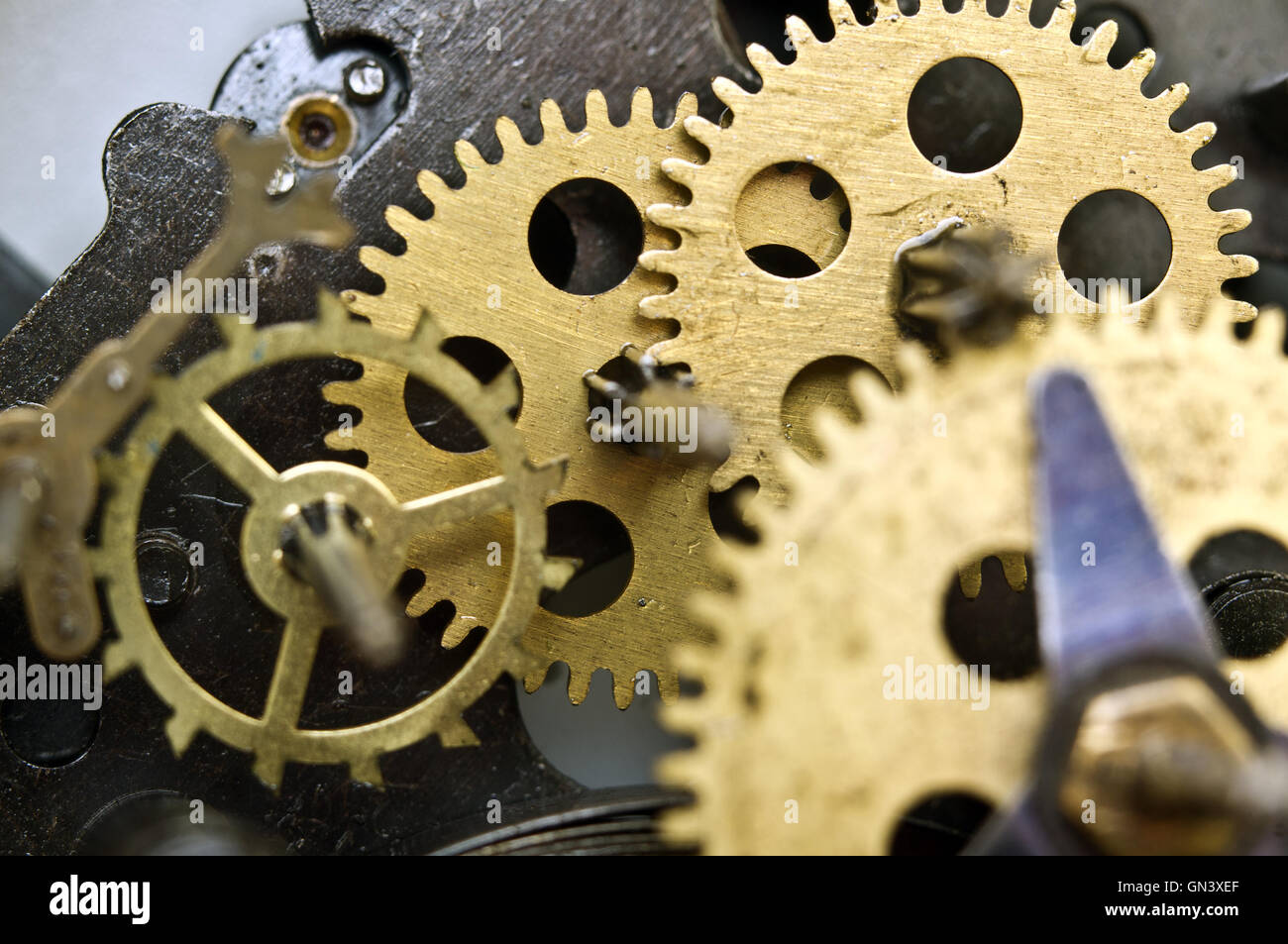 Metall Zahnräder innen altes Uhrwerk zum Erfolgskonzept für Ihre Technologiedesign. Makro Stockfoto