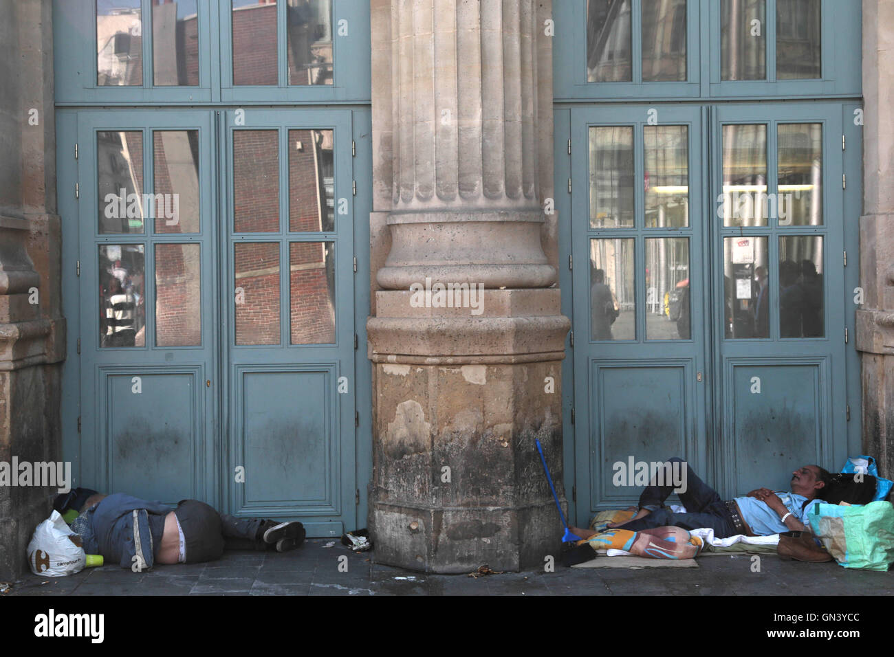 26 August 2016 Paris, Frankreich. Obdachlose schlafen drausen internationalen Bahnhof Gare du Nord in Paris Stockfoto